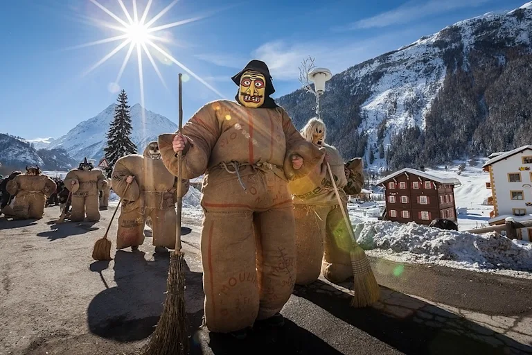 Fasnacht WallisWenn Guggen und Tschäggättä das Wallis erobern