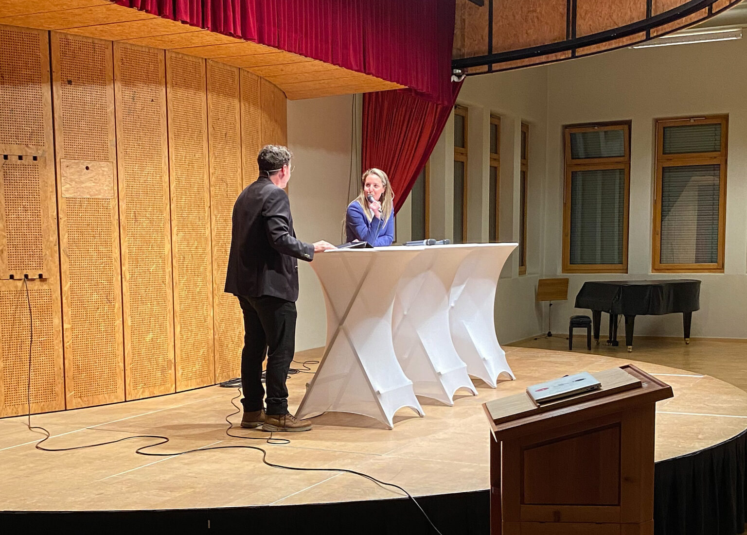 Staatsratskandidatin Franziska Biner, Zermatt, spricht am Anlaß im Goms
