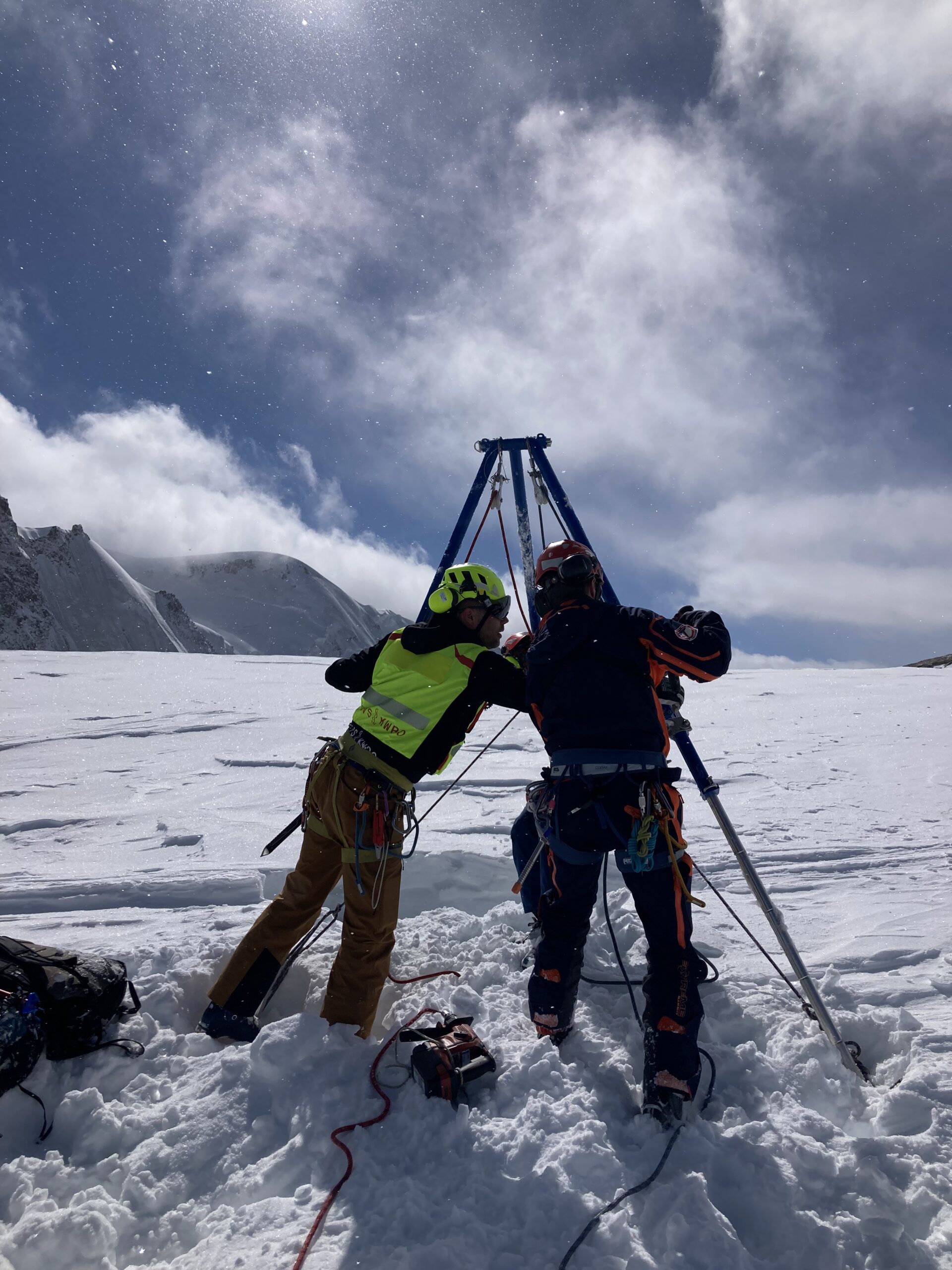 Air Glaciers und Air Zermatt retten Tourengänger aus Gletscherspalte