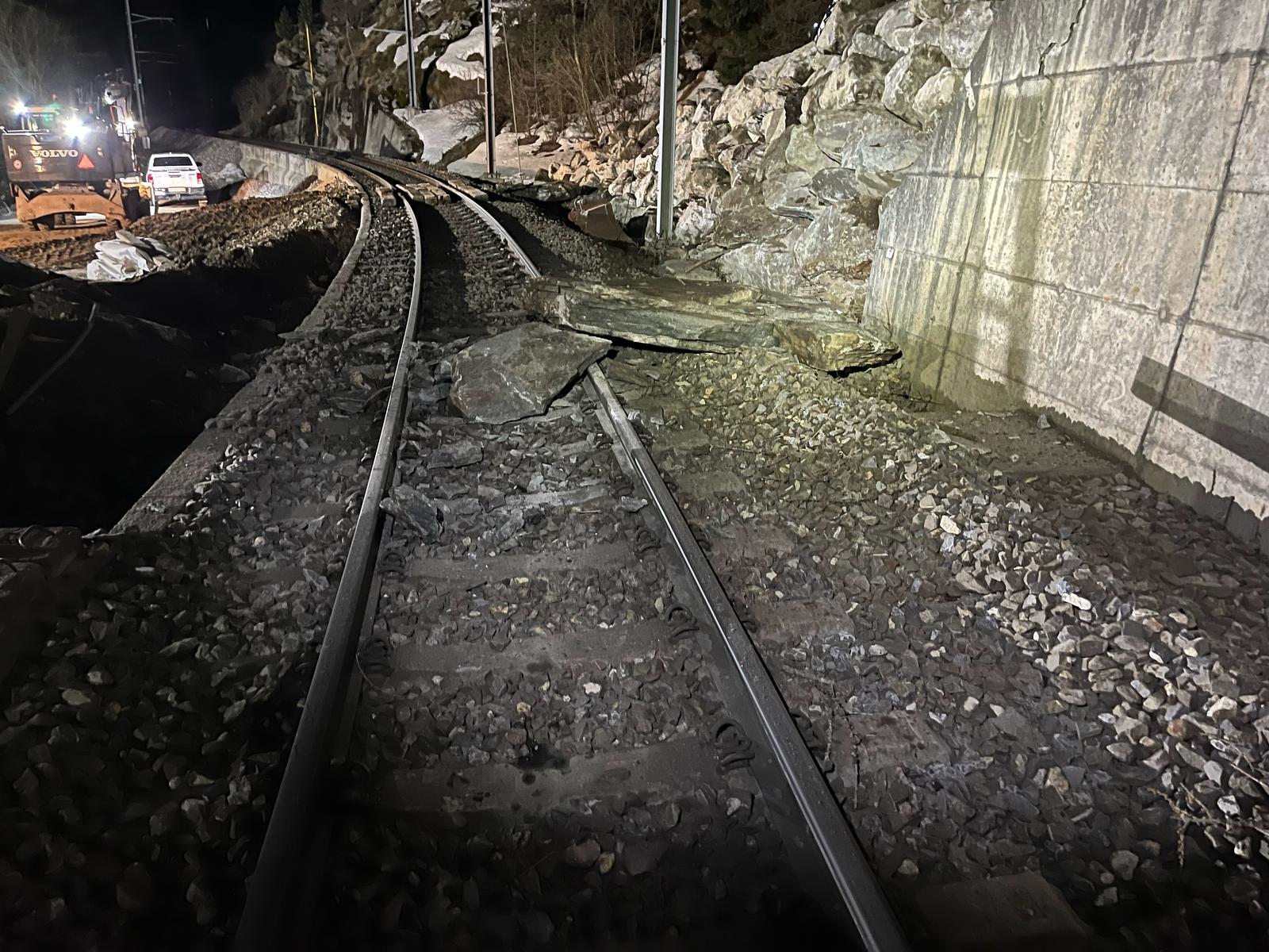 Bahnstrecke Täsch-Zermatt infolge eines Steinschlags weiterhin gesperrtNeuer Steinschlag auf Strecke der Matterhorn-Gotthard-Bahn nach Zermatt