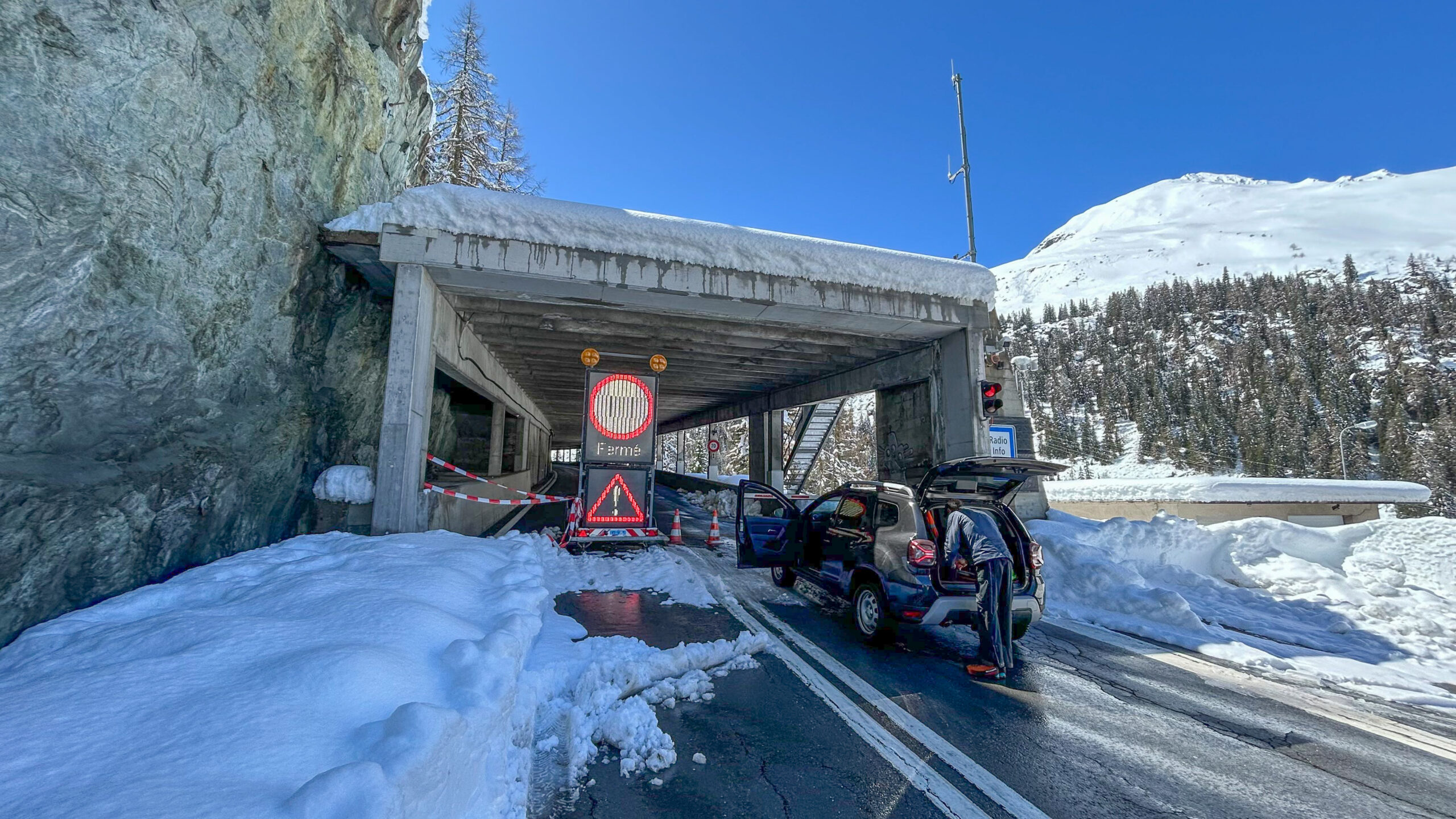 Großen St. Bernhard bleibt gesperrt, aber Simplonpaß wieder offenNoch eine Woche bleibt Paßstraße am Großen St. Bernhard zu