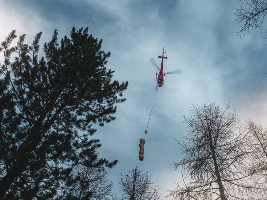 Außergewöhnliche Ostern für die Air ZermattLawinensprengungen, Holztransporte und Hotel-Evakuierungen