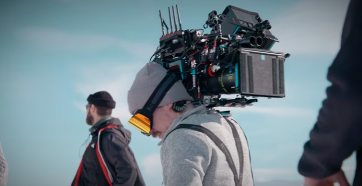 Eine Filmrequisite verirrt sich auf das Set des Films „Mein Freund Barry“.Walliser Film-Kommission will mit Tessiner Film-Kommission die Schweiz bekannter machen