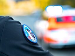 #Kapo Wallis Polizist, Hintergrund Auto image-illustration-PolcantVS-2-768×432