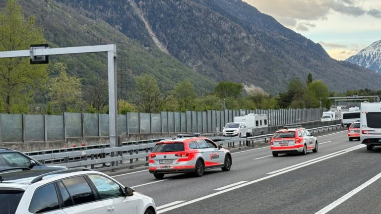 Sperre der Autobahn A9 vorbei, Fahrende verließen Kanton WallisKapo Wallis stoppte 50 Wohnwagen von Fahrenden, Gemeinde Gampel wollte sie nicht