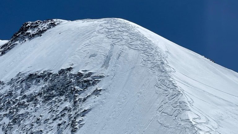 Zermatt: Zwei Skitourengänger auf 4.300 Metern Höhe verunfalltBegleiter verunfallte als er Verunfalltem helfen wollte