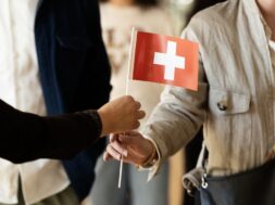 Assermentations UNE falsche Schweiizerflagge