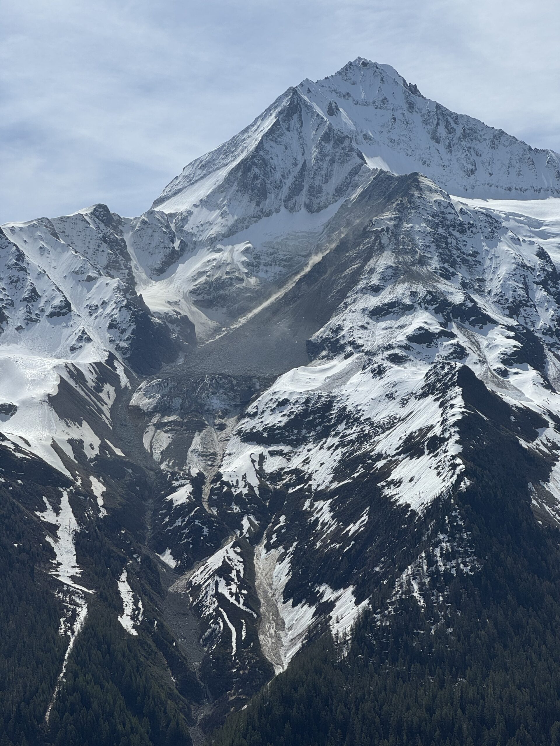Aktuelle Lage in Blatten: News zum Bergsturz im LötschentalBerg "zunehmend in Bewegung", Felsabbrüche und Eislawinen; auch Gletscher in Bewegung