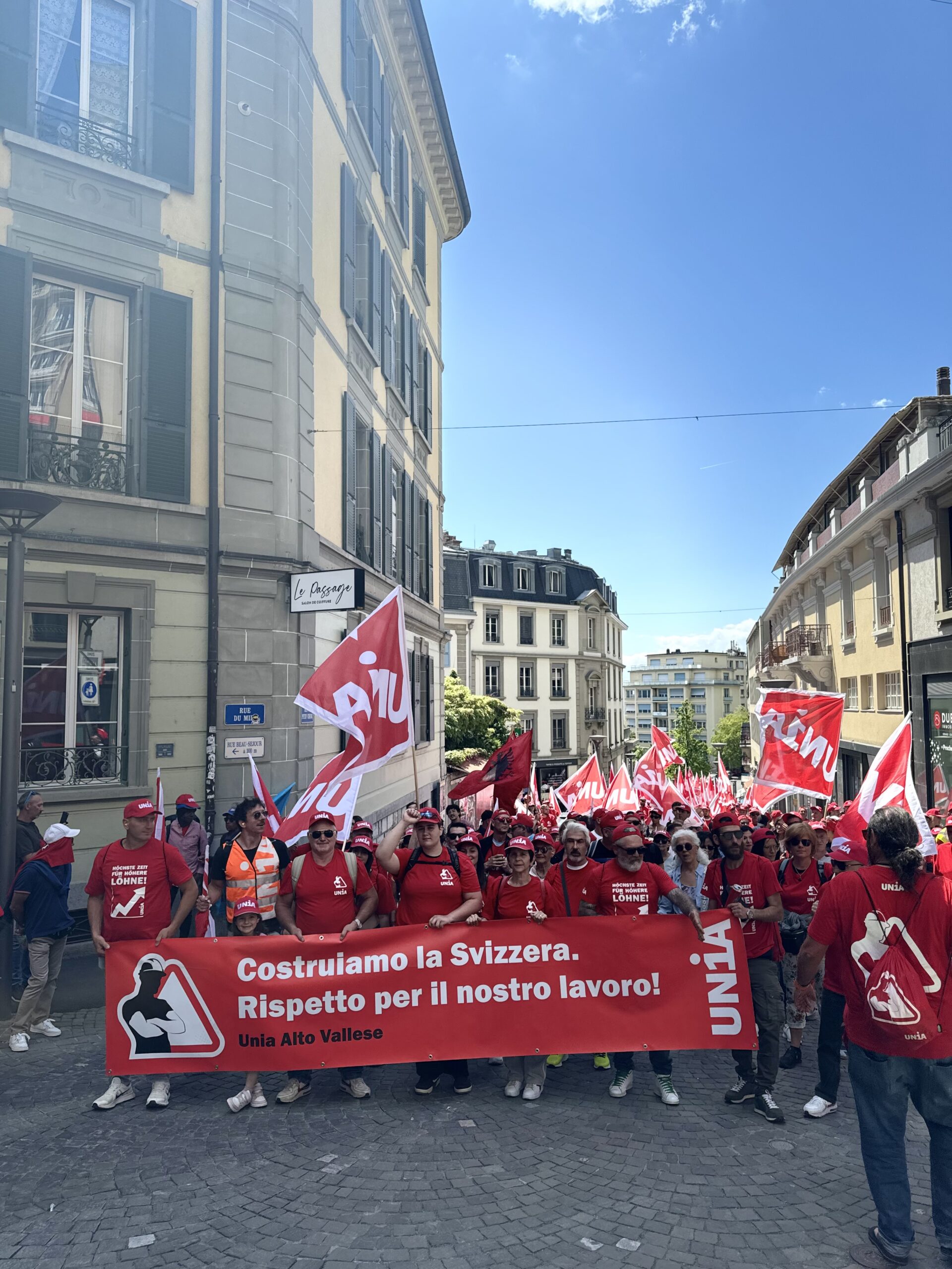 Erneuerung des Landesmantelvertrags im Bau – Kundgebung der Gewerkschaft Unia"Walliser Bauarbeiter für bessere Arbeitsbedingungen!"