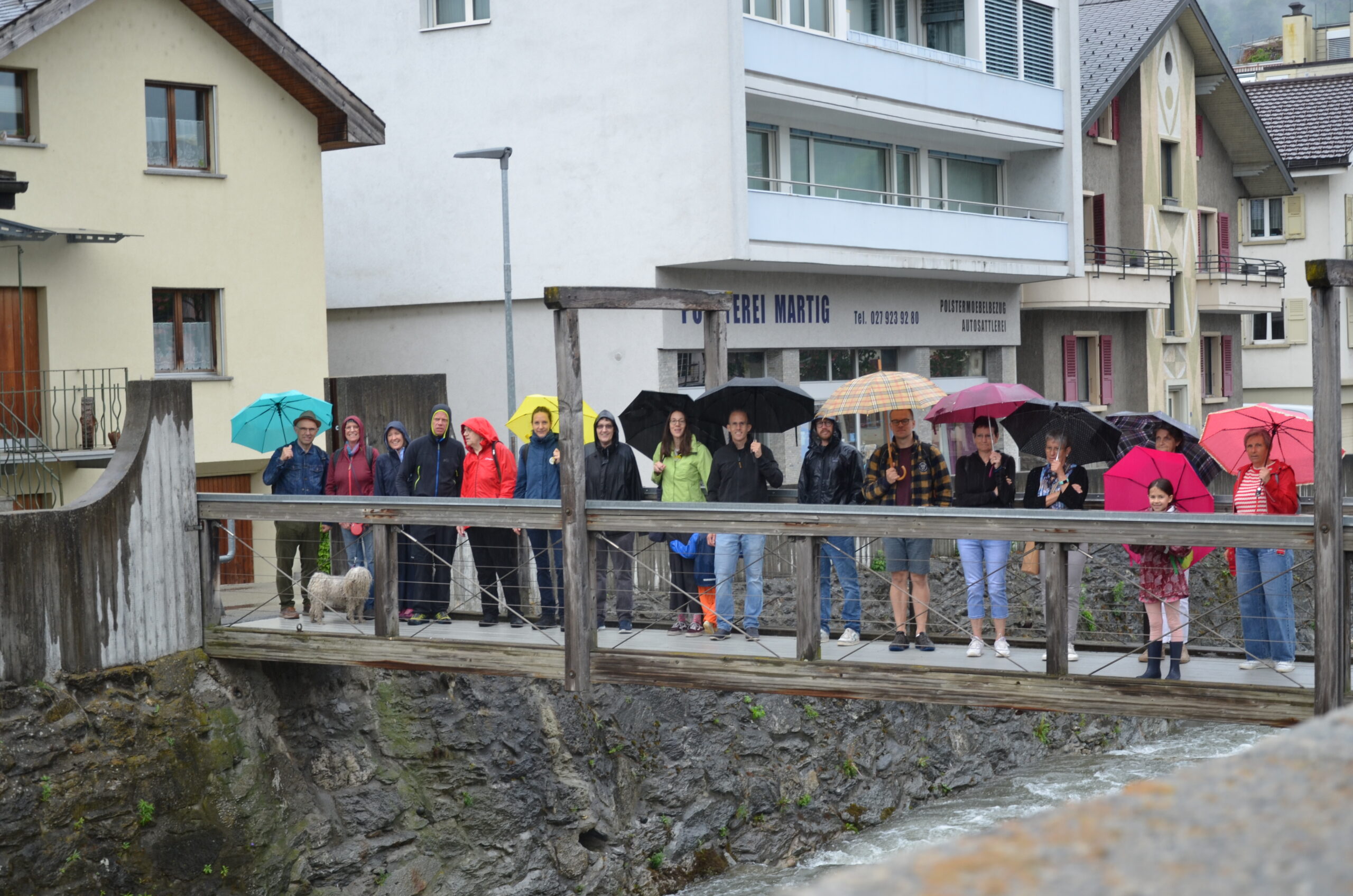 Nasser aber erfolgreicher „Jane’s Walk“ in BrigFußwege abseits des motorisierten Verkehrs und Sitzgelegenheiten