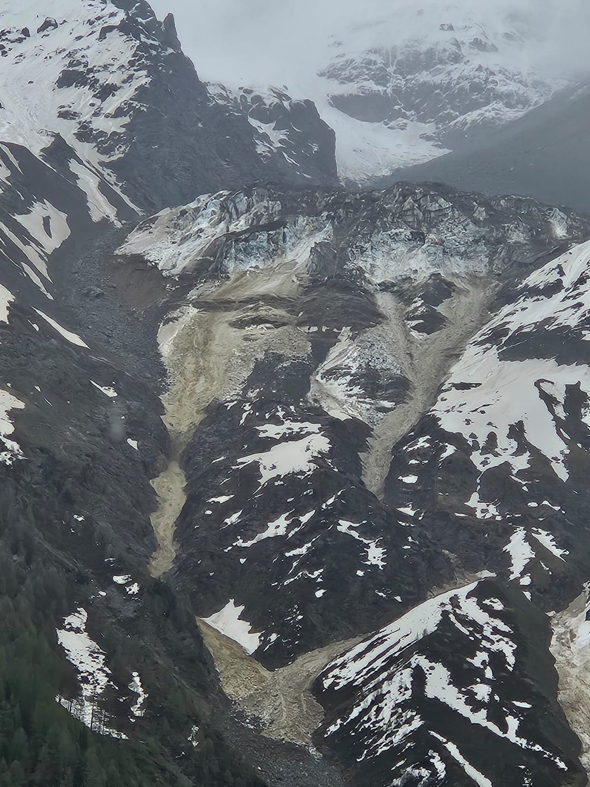 Bergsturz Lötschental: Aktuelle News zur SituationStarke Bewegungen in der aktiven Zone: 9 Millionen Tonnen lasten zusätzlich auf dem Birchgletscher