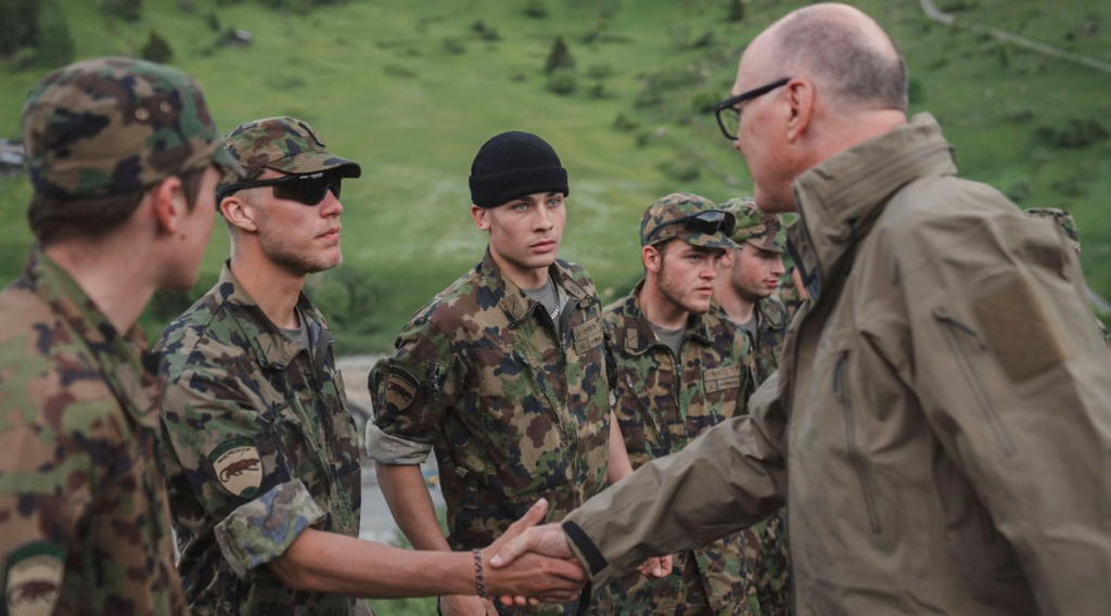 Hände-schütteln ja, helfen aber nein: zu riskant (Foto: VBS, Gian-Luca Weidinger)