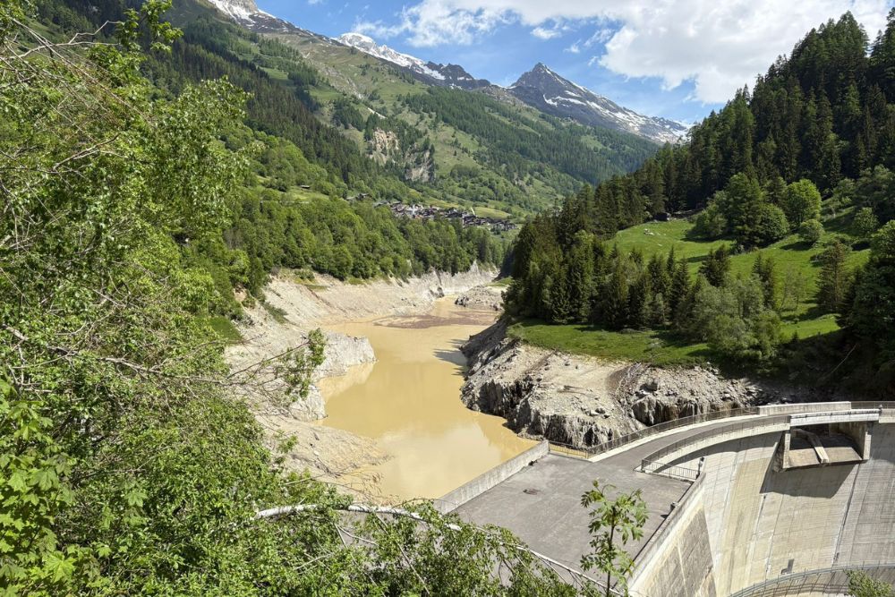 Blatten aktuell weiterhin mit „sehr hoher Gefahr“ im Bergsturzgebiet300'000 Qm Material oberhalb des Birchgletschers