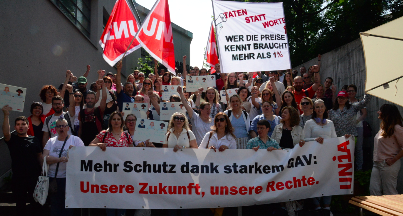Unia mit „Coop-Konferenz“3000 Unterschriften für faire Arbeitsbedingungen