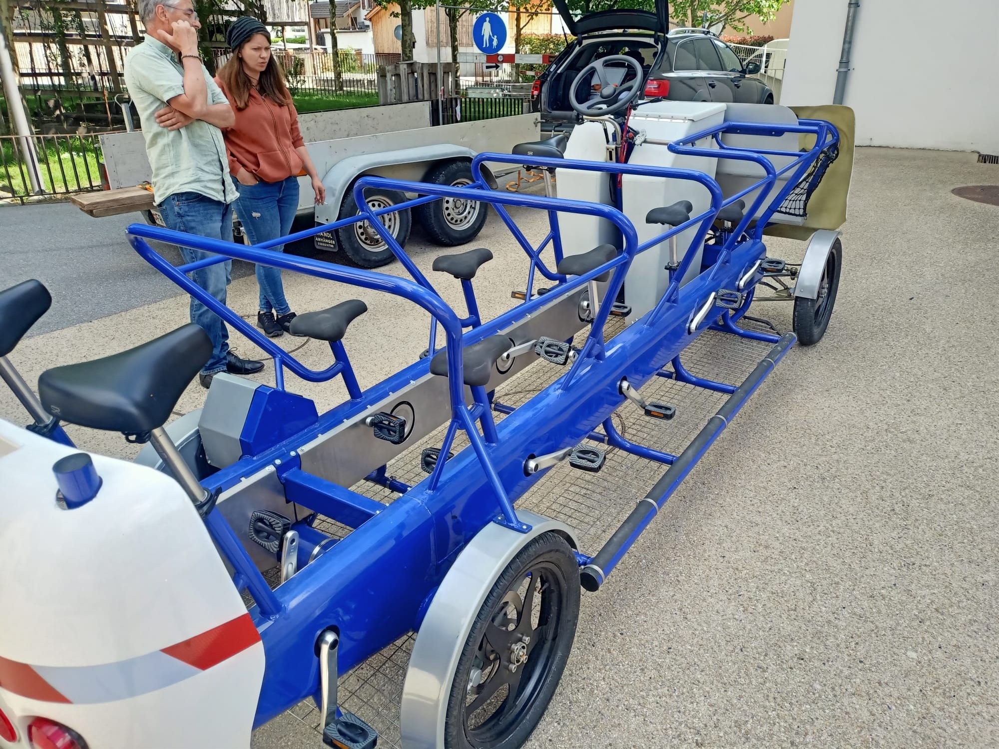 Der Velobus ist lanciert: „Pilotprojekt mit nationaler Ausstrahlung“Der erste Velo-Schulbus der Schweiz fährt im Wallis
