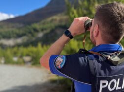 #Kapo Wallis Polizist mit Fernglas beobachtet