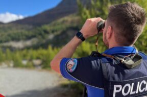 #Kapo Wallis Polizist mit Fernglas beobachtet