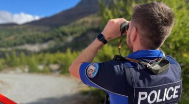 #Kapo Wallis Polizist mit Fernglas beobachtet