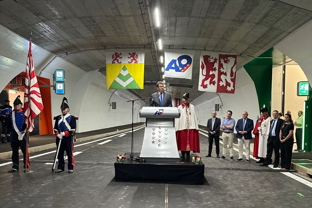 Bau der A9 – Vollendung der Umfahrung Visp mit Verbindung zum Saas- und das MattertalOffizielle Eröffnung der Südröhre des Tunnels Visp