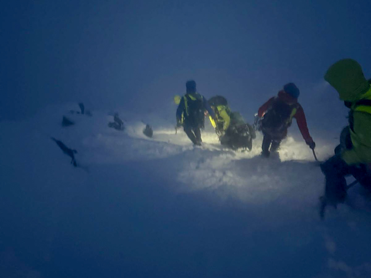 Air Zermatt mit aufwändiger Nachtrettung am LagginhornRetter am Limit