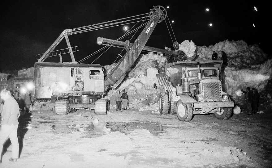 Nächtliche Arbeiten nach dem Abbruch des Allalingletschers Comet Photo AG (Zürich) - ETH-Bibliothek Zürich, Bildarchiv / Fotograf: Comet Photo AG (Zürich)