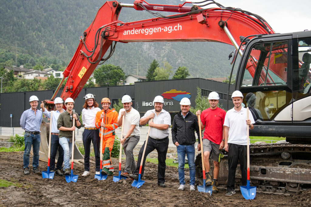 Spatenstich: von rechts nach linksNico Andereggen Bauführer Bauunternehmung Andereggen AG Jannik Andereggen Polier Bauunternehmung Andereggen AG Rinaldo Andereggen Stadtrat Bildung, Jugend und Sport Stadtgemeinde Brig – Glis Christian Gasser Stadtrat Infrastruktur Stadtgemeinde Brig – Glis Urs Renato Studer Stadtingenieur Stadtgemeinde Brig – Glis Nicholas Anderson Stv. Stadtgärtner Stadtgemeinde Brig – Glis Martin Zurbriggen Projektleiter Infrastruktur Stadtgemeinde Brig – Glis Sebastian Mooser Bauleiter Ingenieurbüro AFRY Schweiz AG Mathias Bellwald Stadtpräsident Stadtgemeinde Brig – Glis Stefan Zenhäusern Niederlassungsleiter Brig Ingenieurbüro AFRY Schweiz AG)