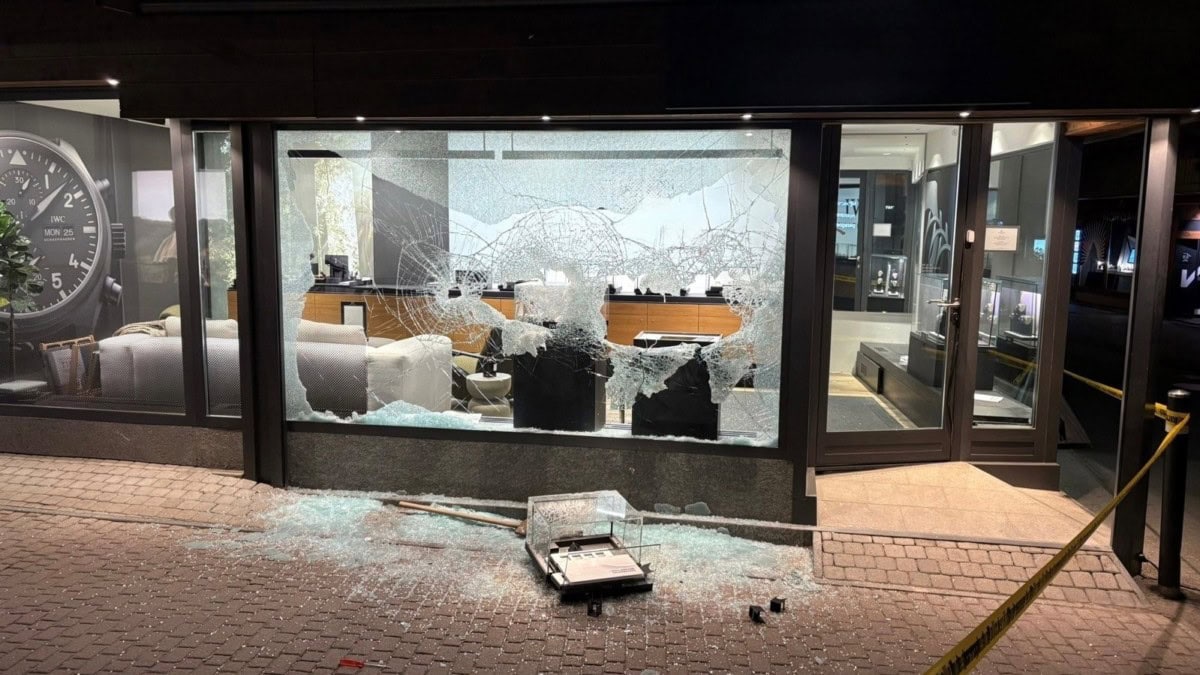 Zermatt: Einbruch in ein Juweliergeschäft – ZeugenaufrufKantonspolizei fahndet nach den Einbrechern