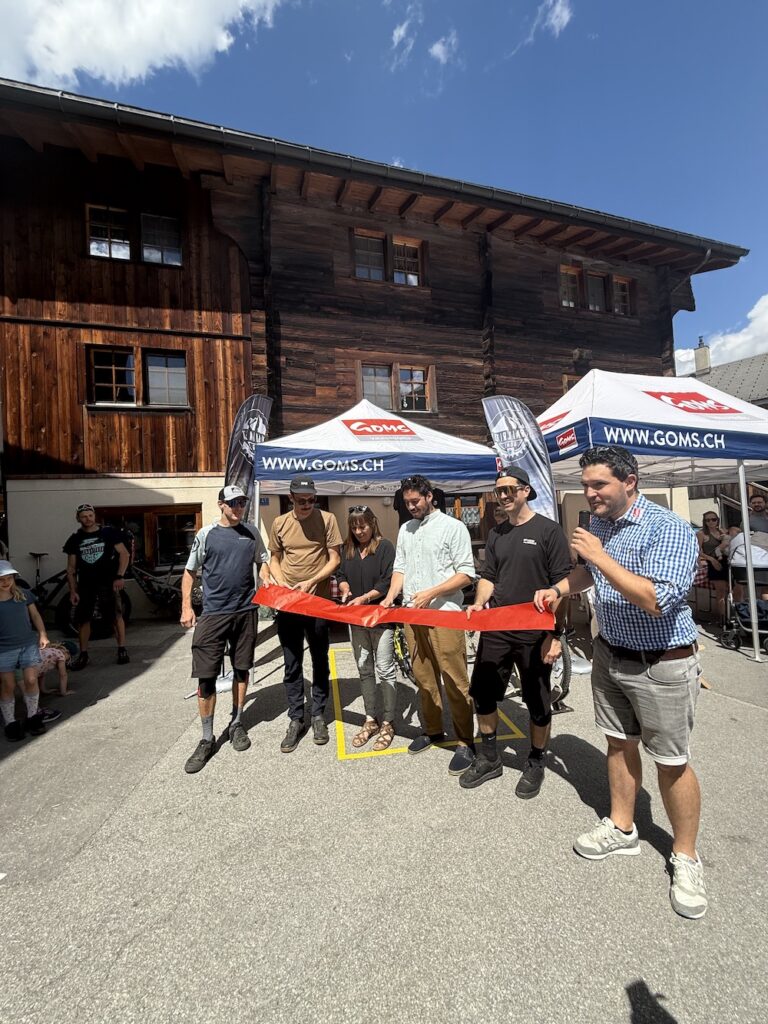 Eröffnung der neuen gommer Velowege: v.l.n.r: Adrian Gundi, Präsident Trailride Goms; Elias Werlen, Trailride Goms; Karolin Wirthner, Gemeinde Goms; Daniel Zumoberhaus, Gemeinde Obergoms; Pascal Hutter, Trailride Goms; Samuel Hofmann, Direktor Goms-Tourismus