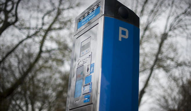 Inbetriebnahme Parkuhr beim Bahnhofsparkplatz HerbriggenGemeinde St. Niklaus installiert Parkuhr