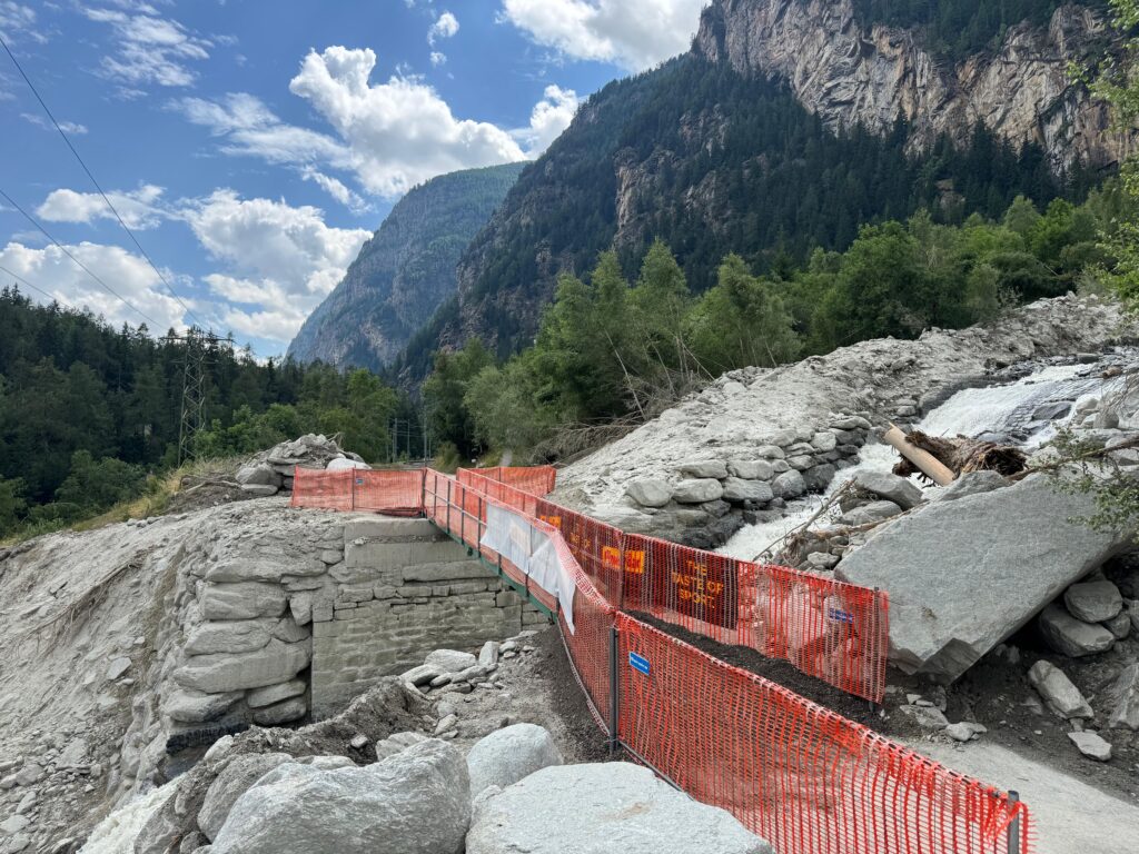 Eine Notbrücke wurde errichtet, so daß der Gornergrat-Zermatt-Marathon reibungslos stattfinden kann. (Foto: zVg)