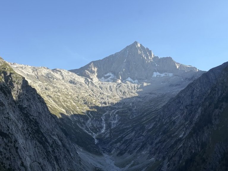 Raron: Tödlicher Sturz am BietschhornBergsteiger einer Zweier-Seilschaft stürzt auf 3.700 Metern ab