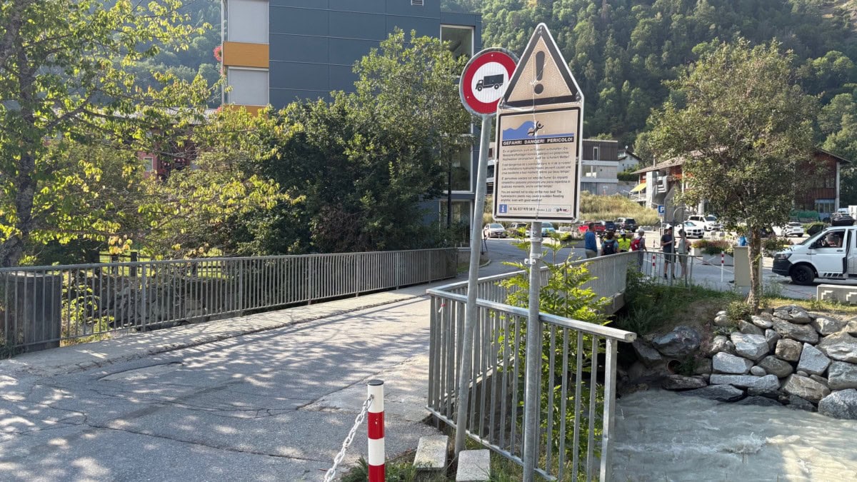 Tödlicher Gleitschirmunfall in Fiesch: Mitten im Dorf abgestürzt74-jähriger stirbt bei Gleitschirmflug