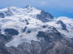 Monte Rosa mit Nordend (links 4609 m) und Dufour Spitze, (rechts) die mit 4634 m höchster Berg der Schweiz pixa