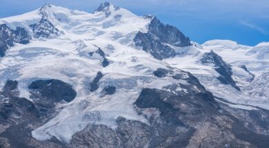 Monte Rosa mit Nordend (links 4609 m) und Dufour Spitze, (rechts) die mit 4634 m höchster Berg der Schweiz pixa