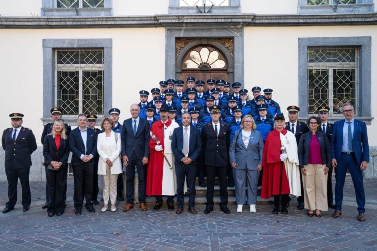 Sitten: 28 Polizeiaspirantinnen und -Aspiranten vereidigtPolizeischule abgeschlossen