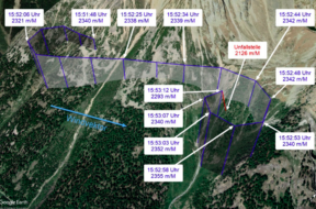 Abbildung 2: Flugweg ab 15:51:48 Uhr bis zum letzten aufgezeichneten Datenpunkt im Flugdatenrechner um 15:53:12 Uhr (dunkelblau) sowie die Verlängerung bis zur Unfall- stelle (rot) dargestellt in Google Earth.