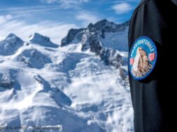 #Kapo Wallis Berge im Hintergrund Image-dillustration-PCVS-768×513-1