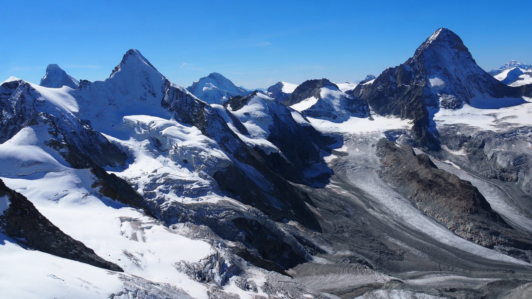 Mann (46) erreicht Gipfel von 4.221 Meter und stürzt beim Abstieg am NordgratTödlicher Sturz am Zinalrothorn
