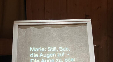 Textprojektion im Wohnzimmer- die improvisierte Leinwand führt als Leitfaden durch Büchners Fragment. 1