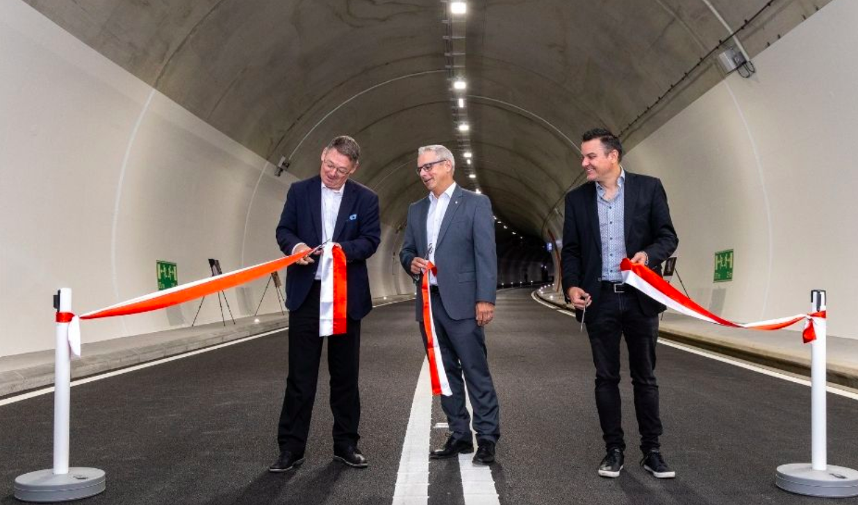 Einweihung des Tunnels von Les EvouettesSehr lange Bauzeit, viel höhere Kosten