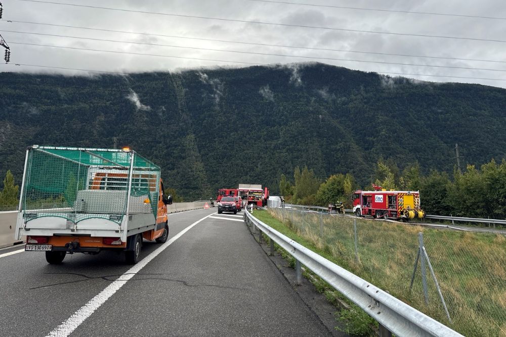 Ausgelaufener Brennstoff in MartinachGroße Menge Heizöl ergoß sich auf die Fahrbahn