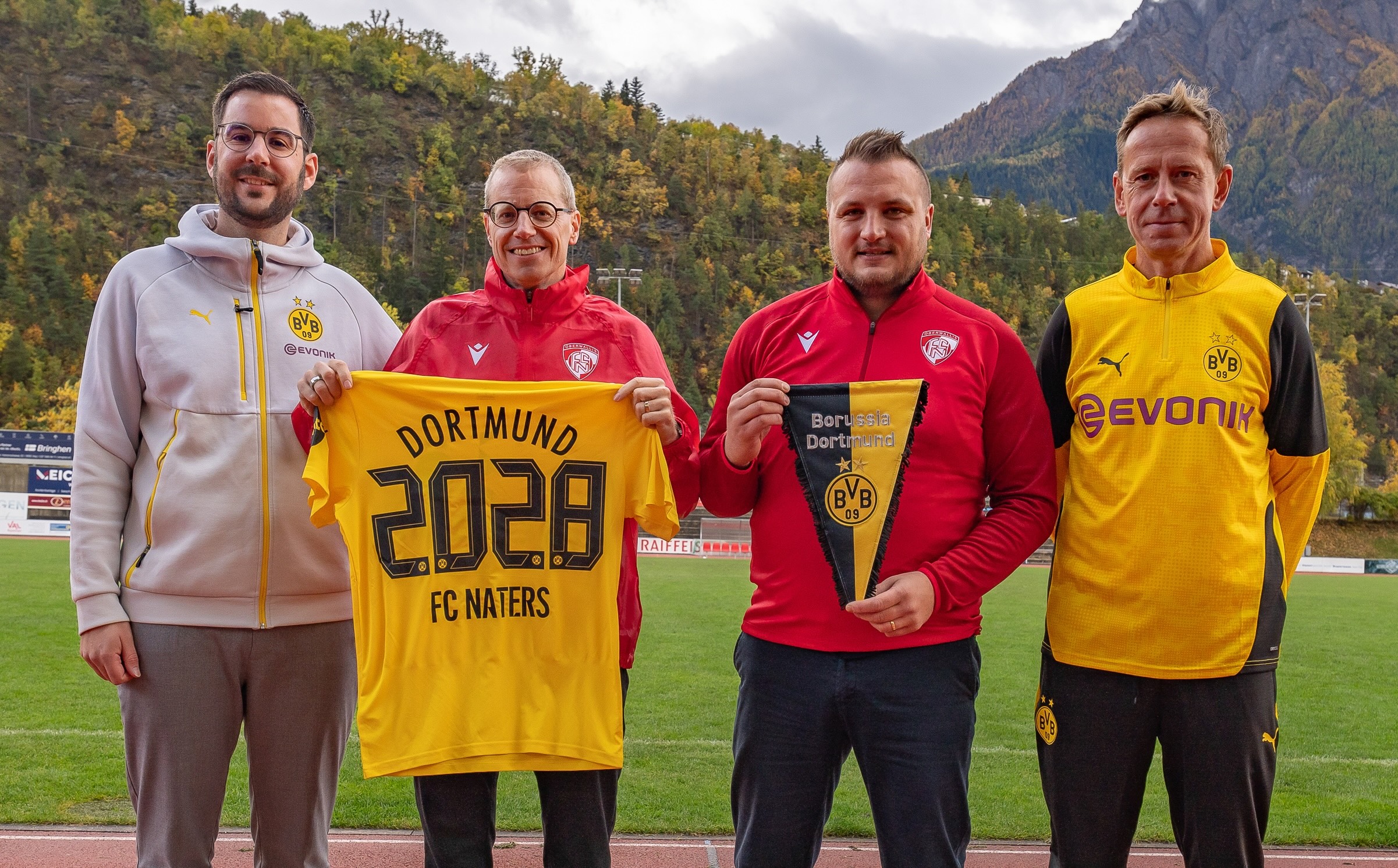 (v.l.n.r.)Markus Kesternich (Abteilungsleiter BVB-Evonik-Fußballakademie) Karlheinz Fux (Präsident FC Naters Oberwallis) Josip Kesedzic (Präsident Nachwuchs FC Naters Oberwallis) Jörg Heinrich (Markenbotschafter BVB)