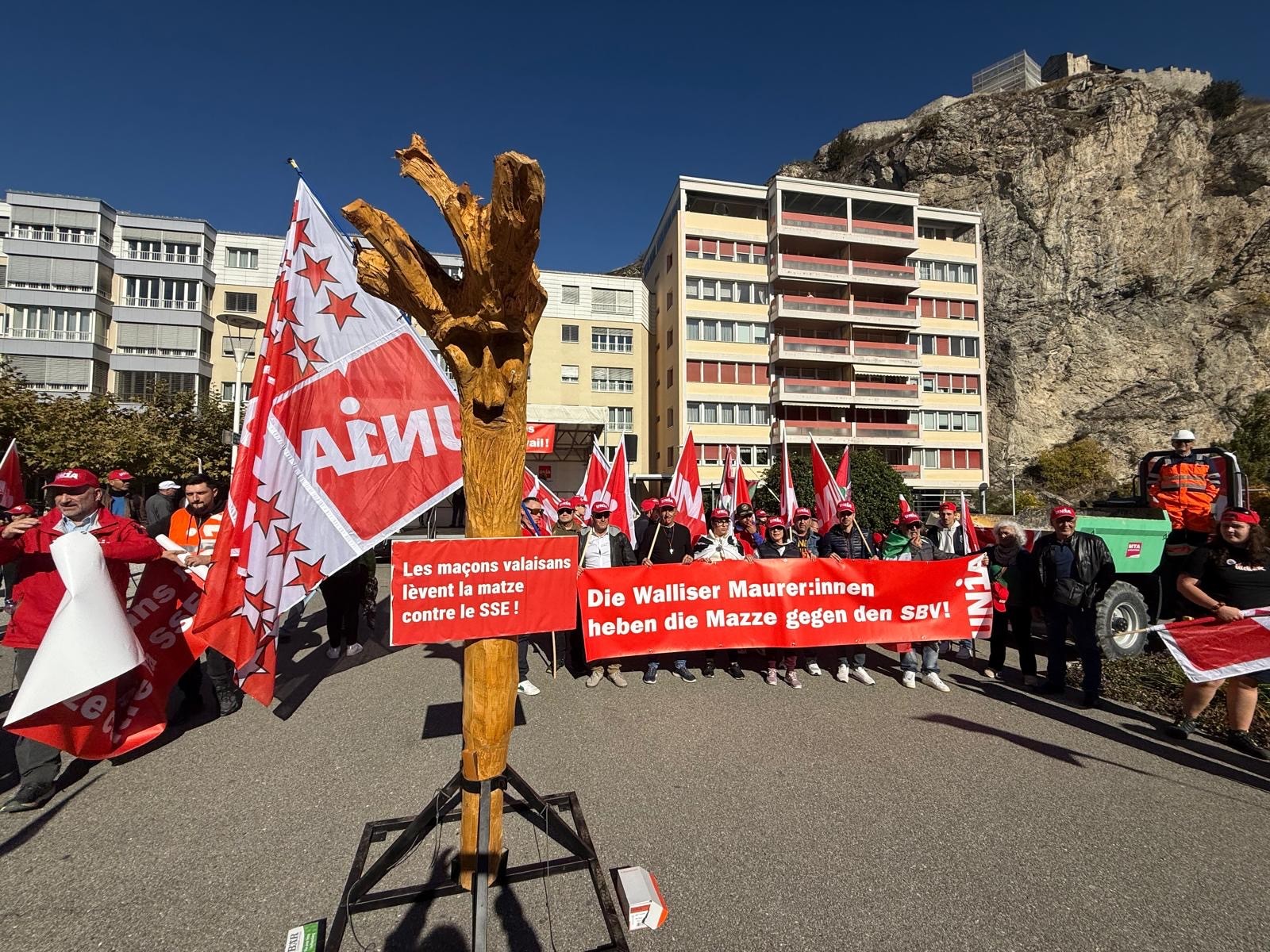 Vertragserneuerung im Bauhauptgewerbe: Verhandlung seit MonatenWalliser Maurer heben die Mazze gegen den SBV!