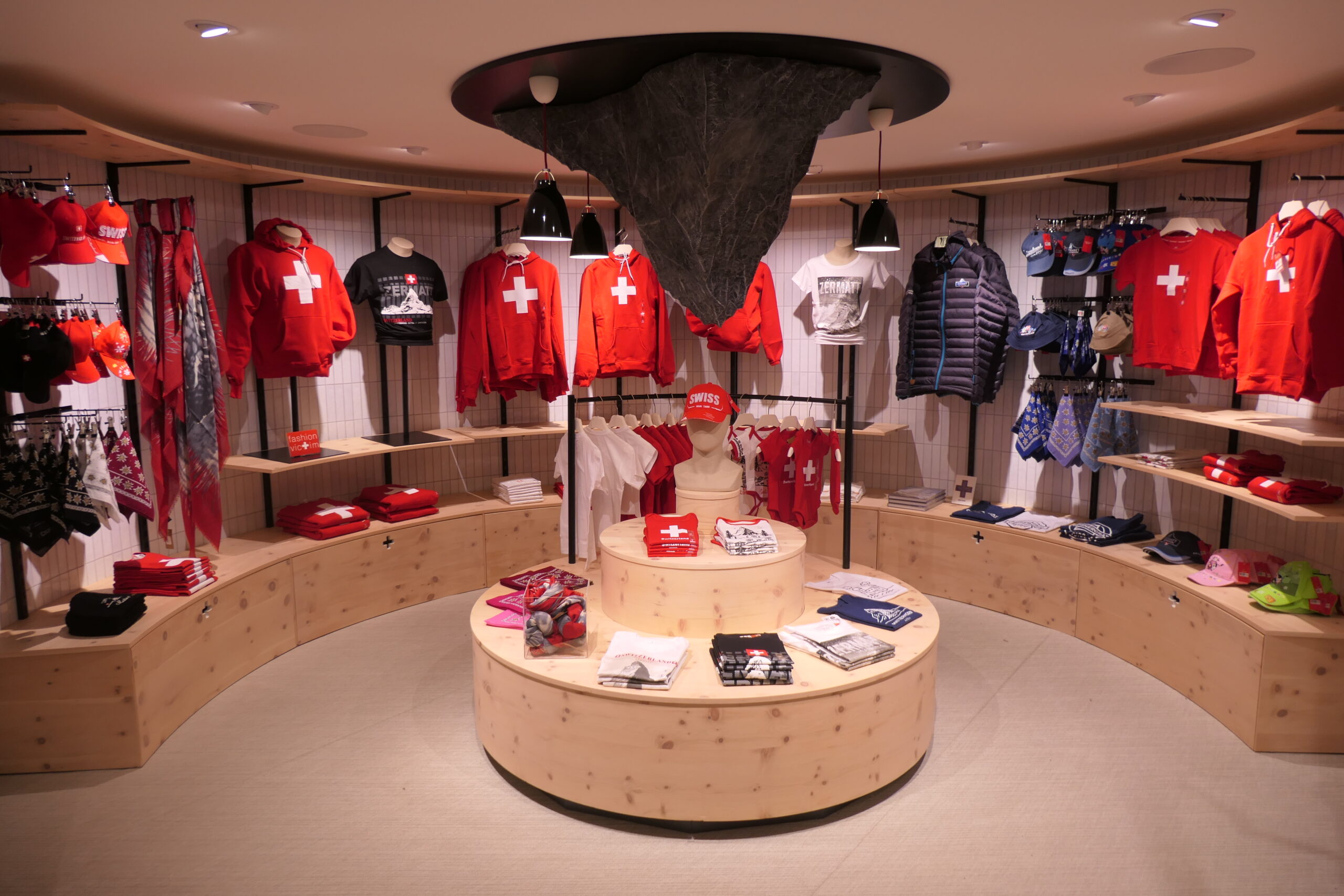 Ladenbau auf 3.100 Metern Höhe: Souvenir-Shop Gornergrat44 Paletten, 5 Umladungen und 745 Kilometer Strecke