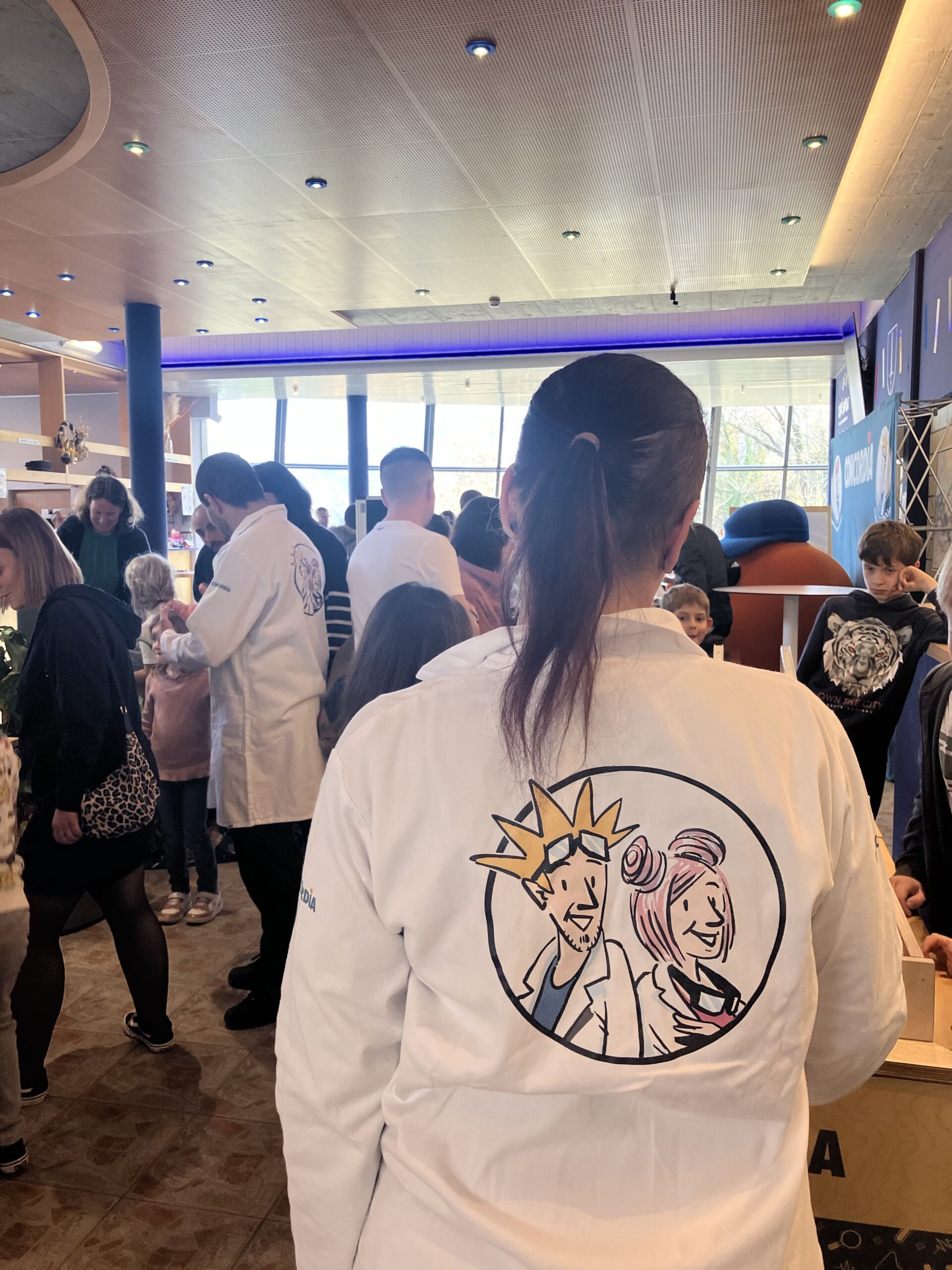 Vor der Vorstellung herrscht reger Betrieb im Foyer. Helferinnen und Helfer in weissen Laborkitteln stimmen das junge Publikum auf die Experimentierwelt von Profesora Bummbastic ein.