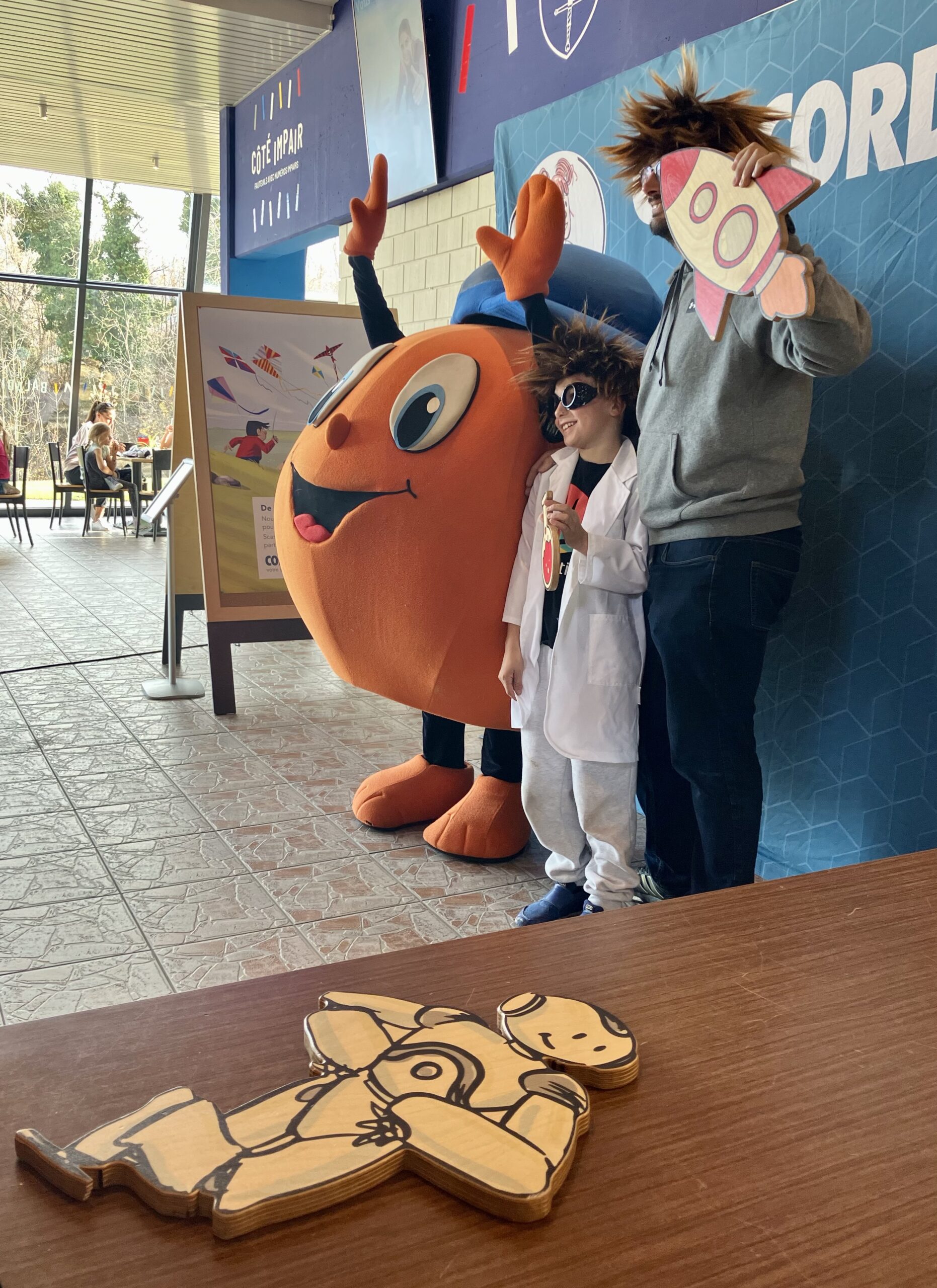 Das Maskottchen sorgt bereits vor dem Stück für gute Laune.