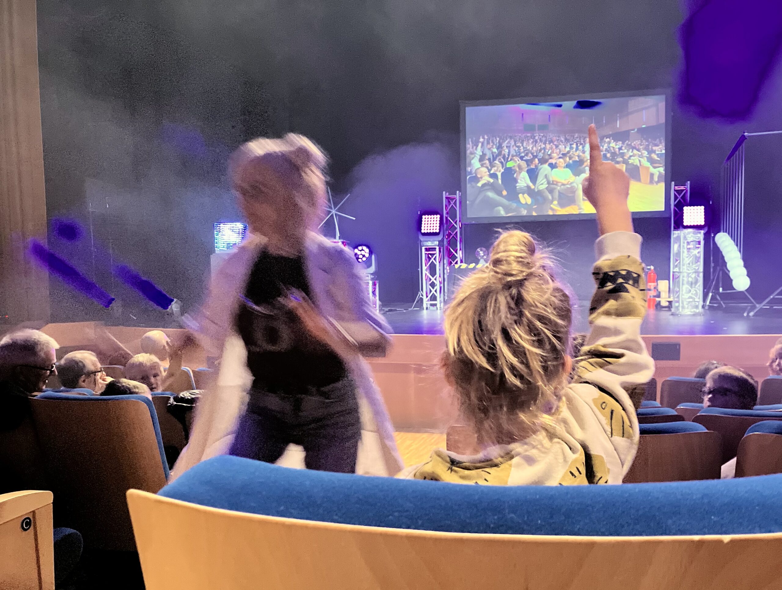 Profesora Bummbastic sucht nach Freiwilligen.