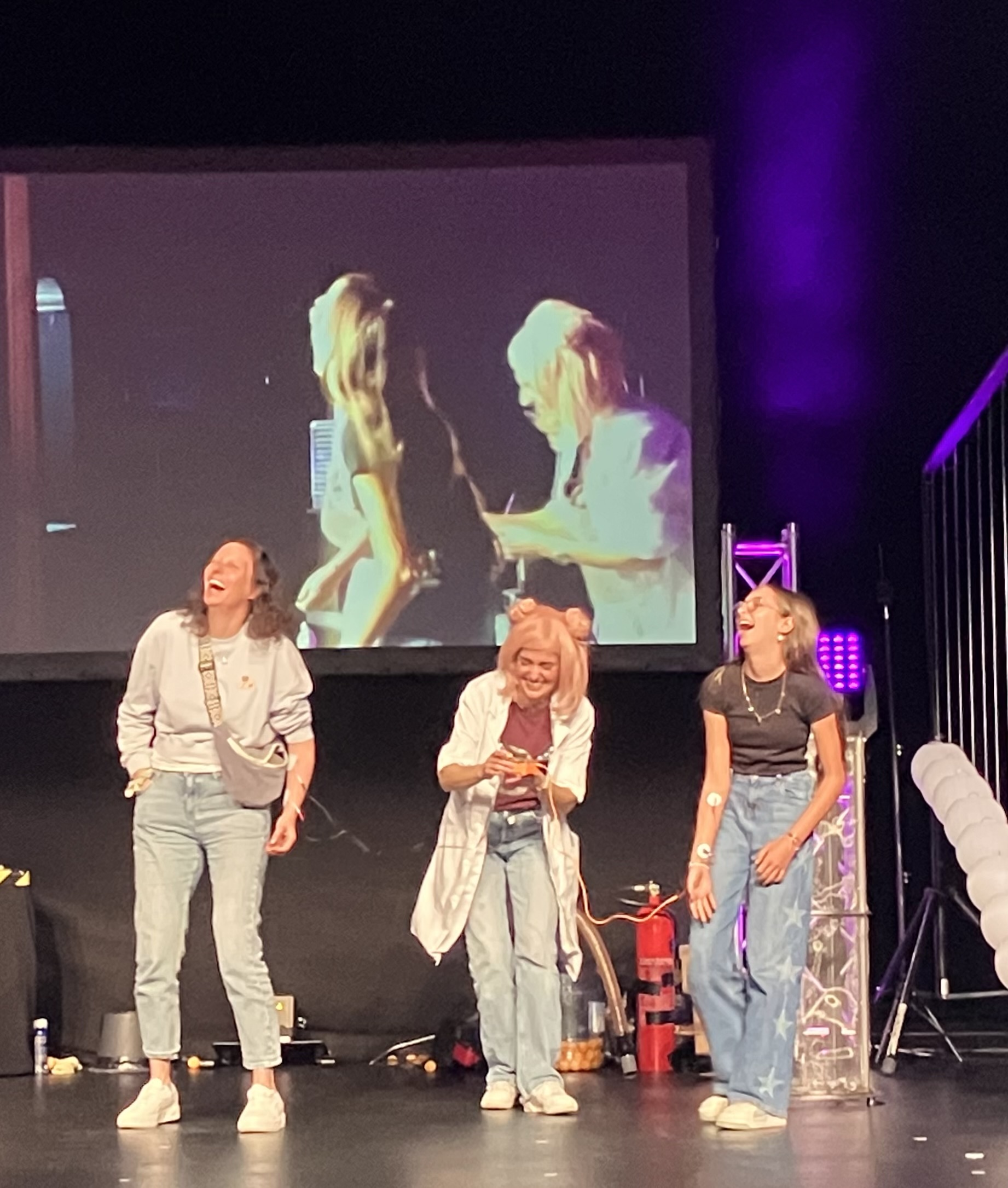 Auch Erwachsene wirken mit. Ein elektrisches Experiment bringt die Beteiligten zum Lachen und zeigt, wie unmittelbar Wissenschaft erfahrbar wird.