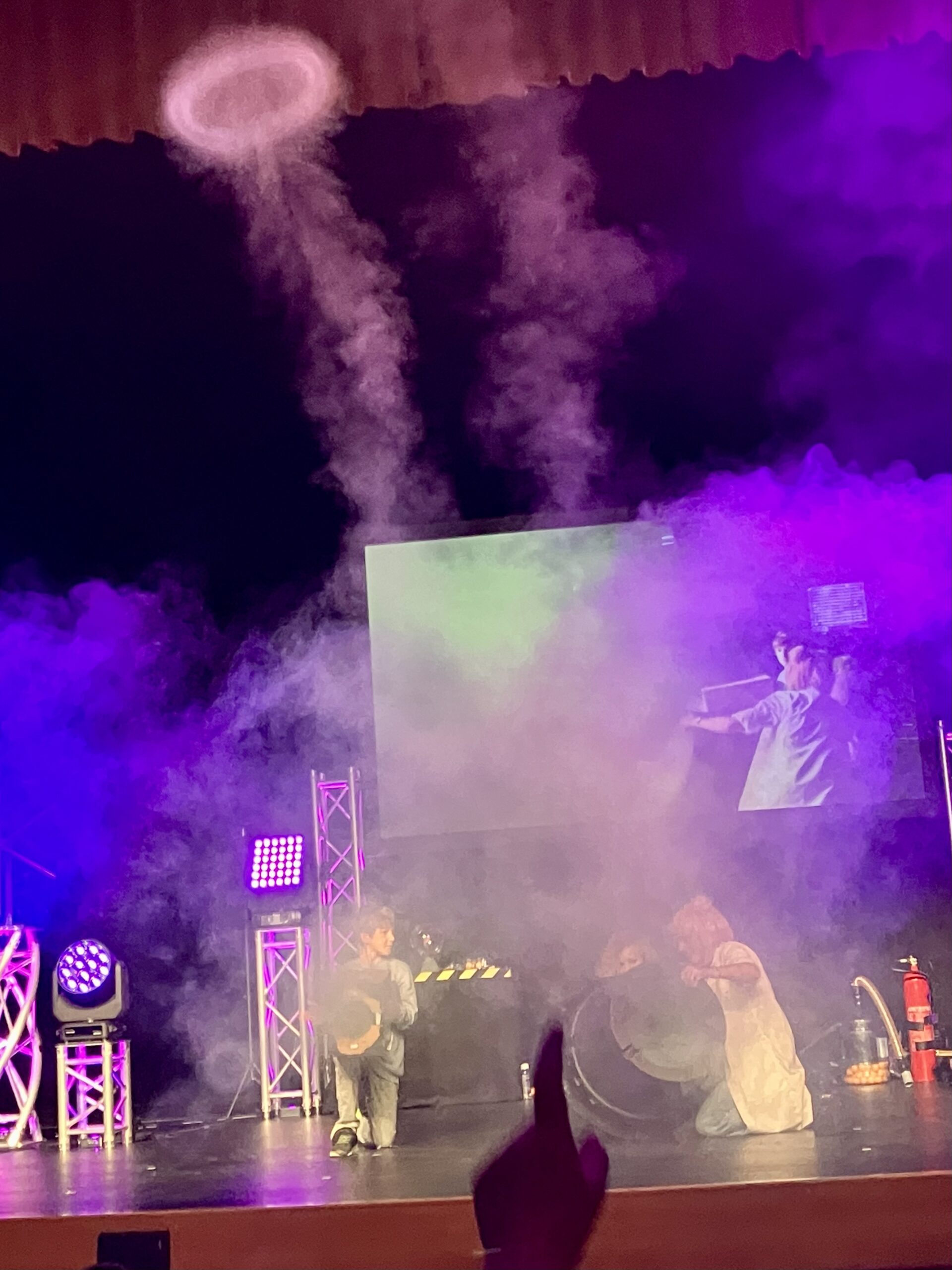 Einer der Höhepunkte des Abends. Ein perfekt geformter Rauchring steigt in den liebevoll ausgeleuchteten Bühnenraum.