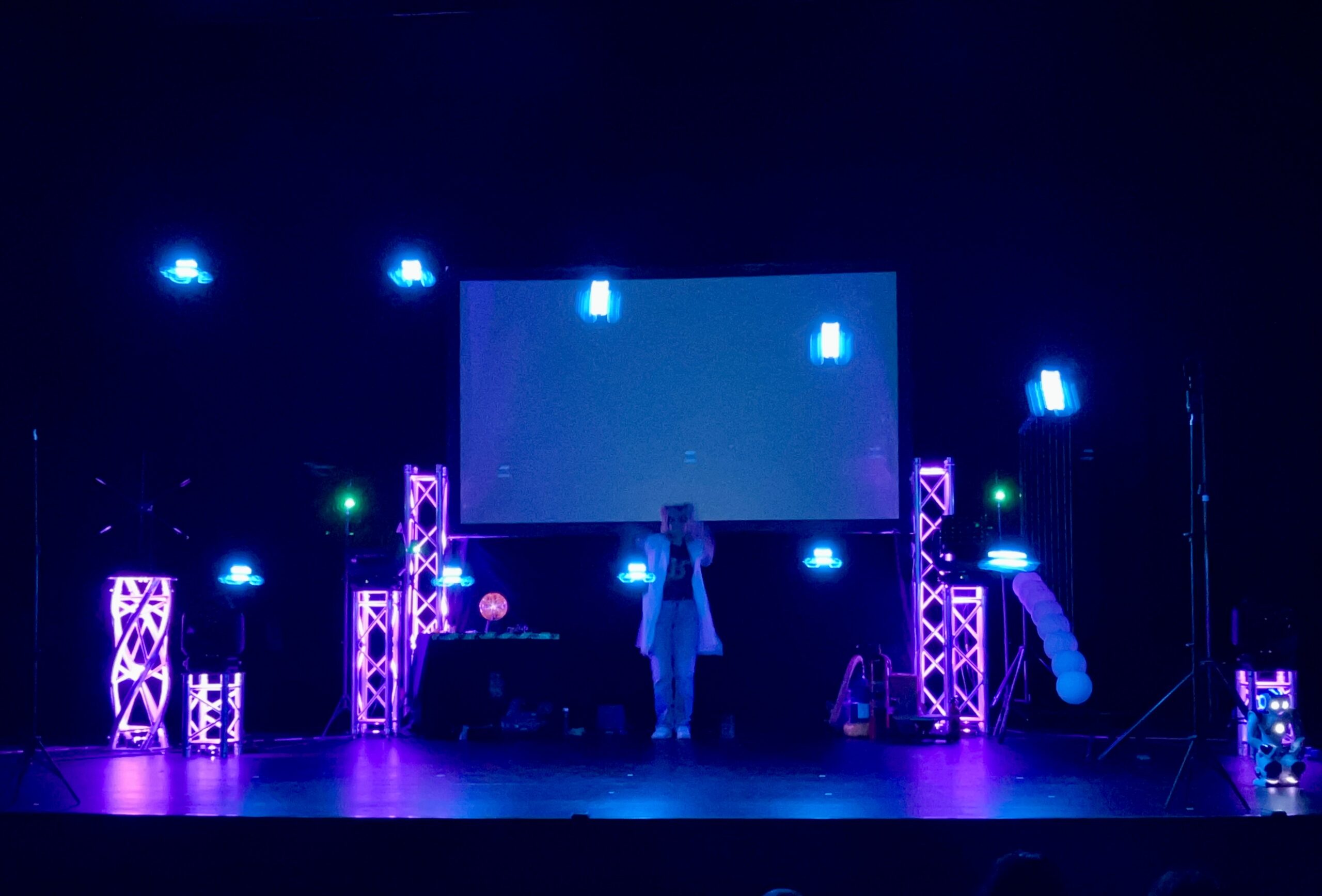 Die Bühne in ihrer Grundstimmung. Licht, Musik und eine Bühne voller technischer Geräte schaffen den Rahmen für die Experimente.